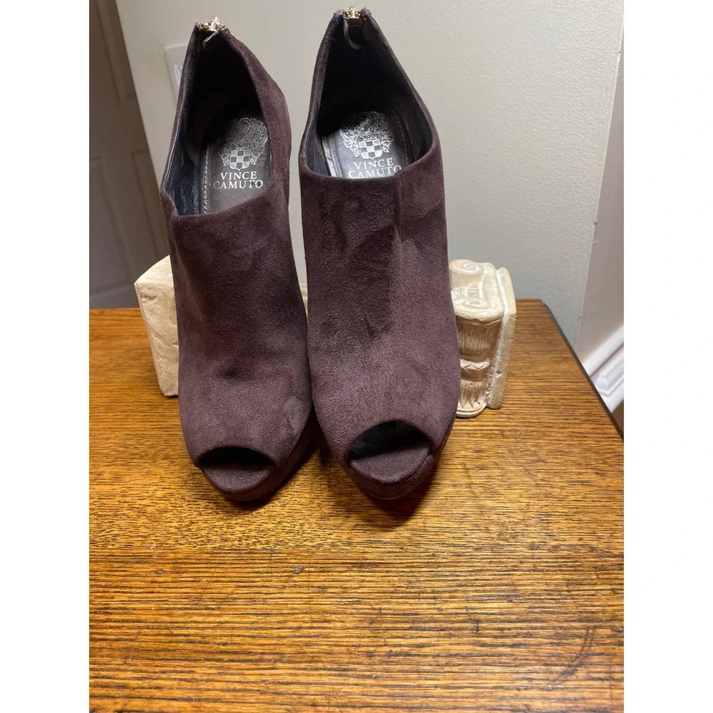 Vince Camuto Dark Brown Suede Peep Toe Platform Booties Gold Back Zip Heels 9B * - Picture 2 of 16